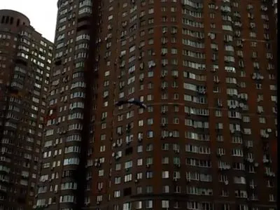 Экстремал с парашютом прыгнул со столичной многоэтажки