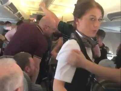 Стюардессы в шоке: появилось видео неугомонных фанатов Ливерпуля, которые летят в Киев