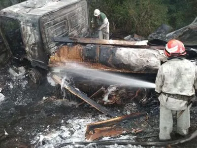 Через зіткнення загорілися вантажівка і легковик на Запоріжжі