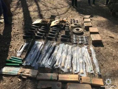Арсенал оружия с гранатами РГД и минами обнаружили в лесу под Днепром