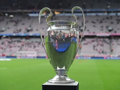Посреди Крещатика выставили на обозрение кубки Лиги чемпионов УЕФА