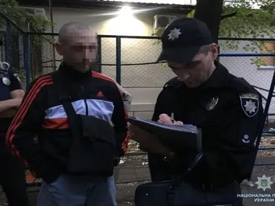 Чоловіка із пістолетом затримали у центрі Києва