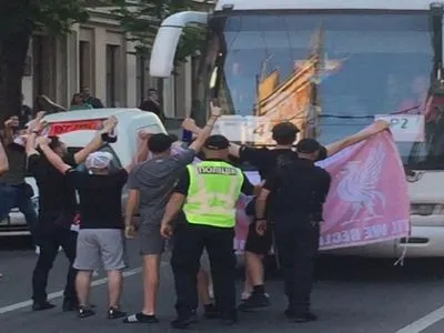 В центре Киева фанаты перекрыли проезд колонны автобусов "Реала"