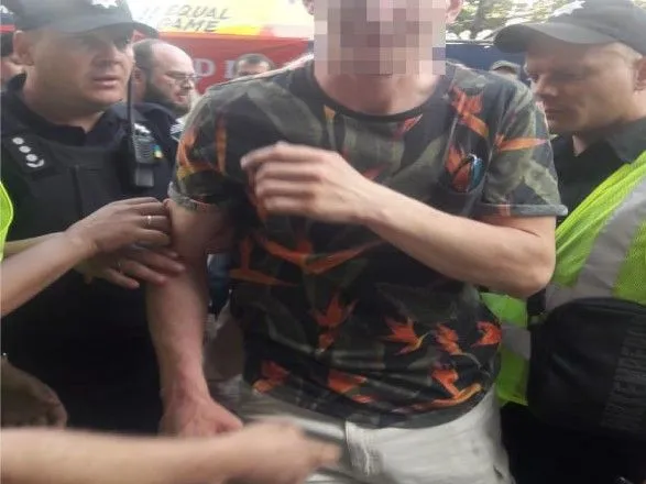 Разбил мебель и сопротивлялся полиции: в центре Киева задержали нетрезвого мужчину