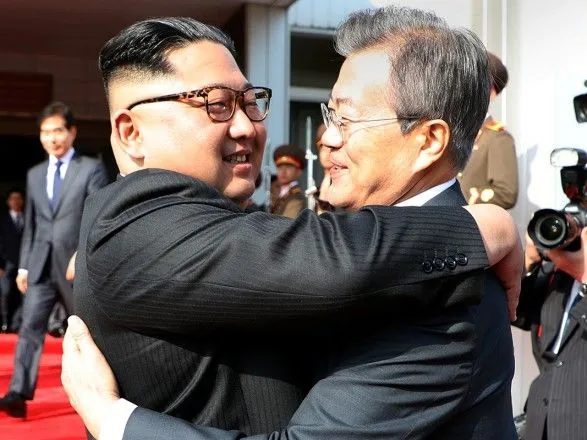 Ким Чен Ын в беседе с Мун Чжэ Ином заявил о твердом намерении встретиться с Трампом