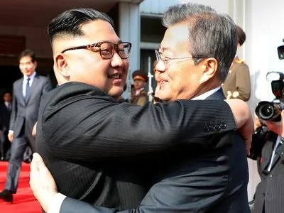 Ким Чен Ын в беседе с Мун Чжэ Ином заявил о твердом намерении встретиться с Трампом