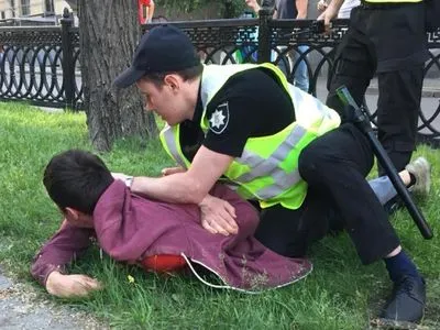 В центре Киева полиция задержала молодого человека, который пытался провоцировать болельщиков