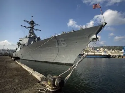КНР звинуватила кораблі США у вторгненні в свої води у спірних островів
