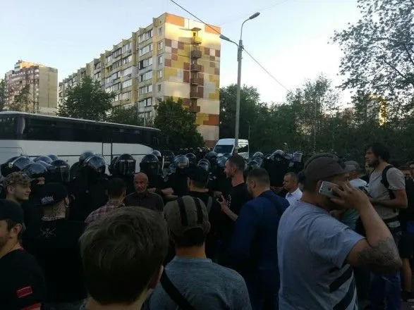 Погром на ринку у Києві: трьох затриманих повезли в ІТТ