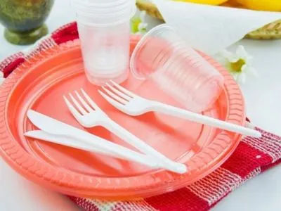 В Евросоюзе могут запретить одноразовую посуду из пластика
