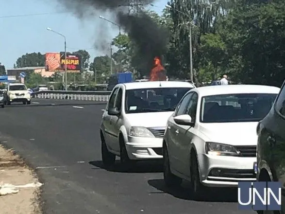 Автомобиль вспыхнул на трассе Киев-Одесса
