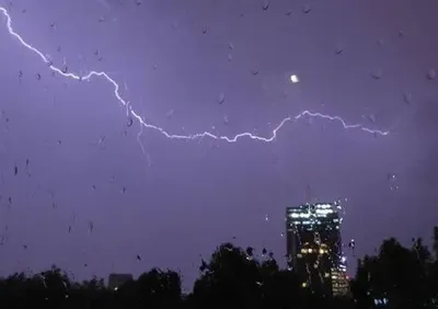 Электрический шторм: Британию поражают тысячи "захватывающих" молний