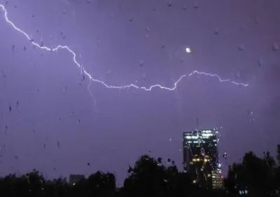 Электрический шторм: Британию поражают тысячи "захватывающих" молний