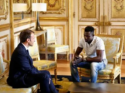 Мигрант из Мали получил личную благодарность от Макрона за спасение ребенка в Париже