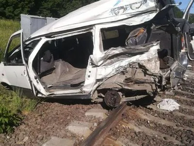 В Одесской области автомобиль столкнулся с поездом: среди пострадавших есть дети