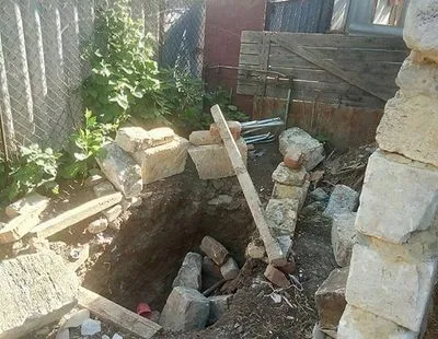 Будували іграшковий будинок: у Миколаївській області на дівчинку впала кам'яна споруда
