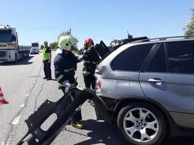 Тройное ДТП в Ровенской области: водителя и пассажира зажало в автомобиле