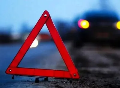 На Львівщині автомобіль, рухаючись заднім ходом, збив пішохода