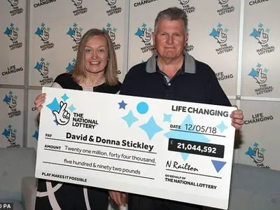 Сімейна пара з Англії виграла 28 млн дол. у лотерею, але роботу не покинула