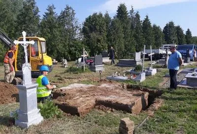 Розенко призвал продолжить поиски захоронений возле снесенного памятника УПА в Грушовичах