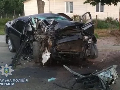 В Ровенской области ночью автомобиль въехал в дерево, есть погибший