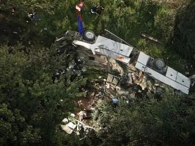 В Венесуэле 11 человек погибли при падении автобуса в овраг