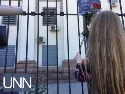 Журналисты пришли под посольство РФ после убийства Бабченко