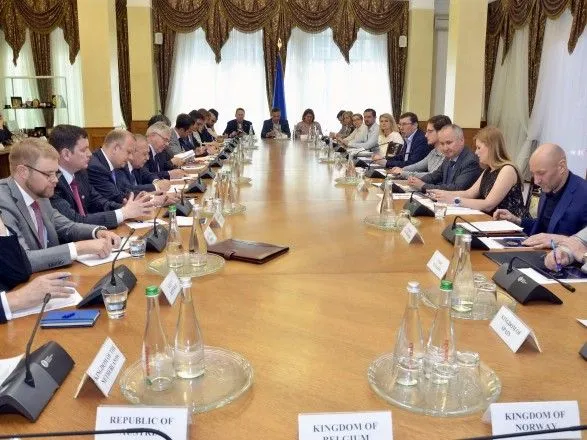 Луценко і Грицак розповіли послам країн G7 і ЄС про спецоперацію з Бабченком