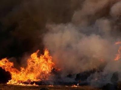 В 10 районах на севере Китая бушует пожар