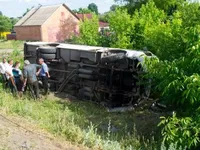 В Хмельницкой области автобус с пассажирами перевернулся в кювет
