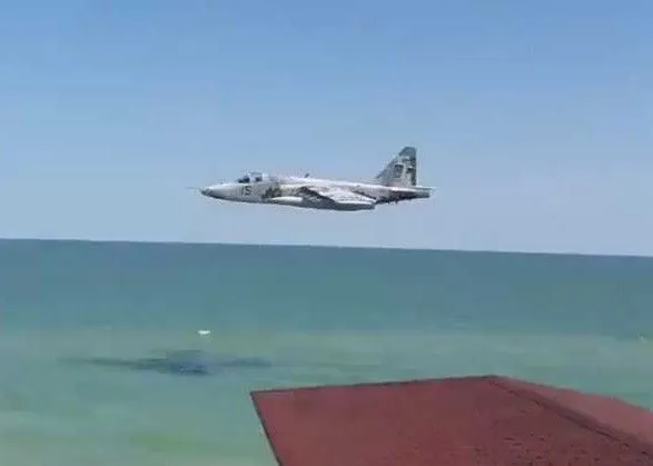 В ВСУ прокомментировали экстремальный полет Су-25 над пляжем в Кирилловке