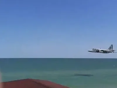 Кирилівка вражає: український штурмовик екстремально низько пролетів над пляжем