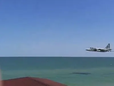 Кирилловка впечатляет: украинский штурмовик экстремально низко пролетел над пляжем