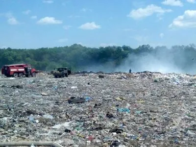 На Полтавщині вже четвертий день ліквідовують пожежу на сміттєзвалищі
