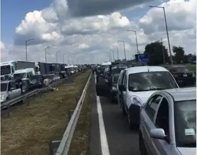 На границе с Польшей в очередях застряли почти 700 автомобилей
