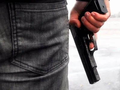 Контрактник с пистолетом ограбил женщину в Черновцах