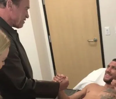 Шварценеггер навестил Ломаченко после операции на плече