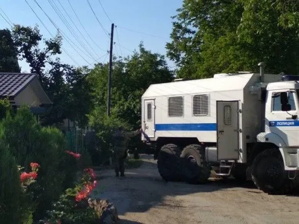 Обшуки в Старому Криму: силовики пригнали автозак