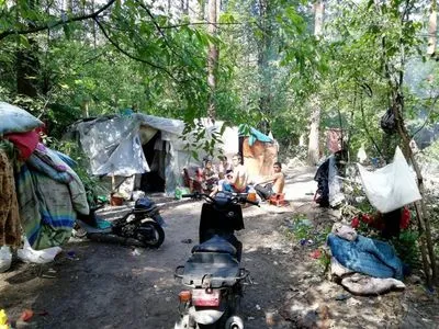 В Голосеевском парке ромы обустроили лагерь