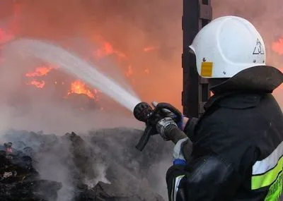 В Киеве горел мусор на площади 100 кв. метров
