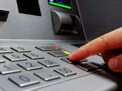 В Одесі затримали чоловіка за програмування банкоматів на видачу всієї готівки
