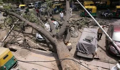 Щонайменше 30 людей загинули в Індії через потужний ураган