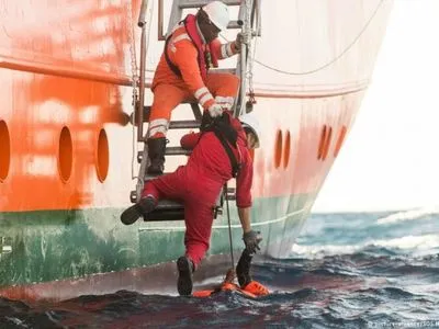 Італія погрожує закрити порти для рятувальних суден, які перевозять біженців