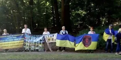 Матері та дружини полонених на Донбасі зустріли міністрів "нормандської четвірки" мітингом