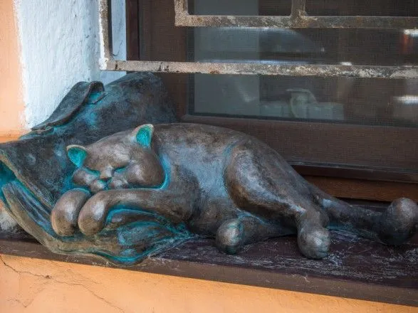 В Одессе неизвестные похитили скульптуру "кота Жванецкого"