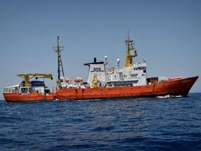 Испания примет судно с беженцами, заблокированное в Средиземном море