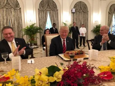 Трампу в Сингапуре подарили торт ко дню рождения