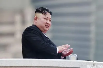 Ким Чен Ын ездит по Сингапуру в авто без номеров и с флагами КНДР