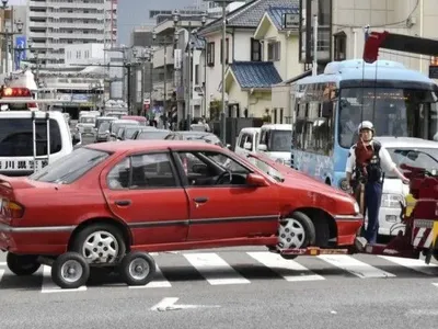 В Японії при наїзді машини на школярів постраждали шестеро людей