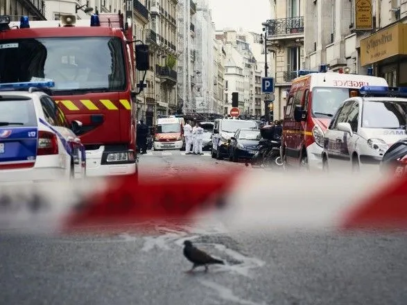 Глава МВД Франции считает, что захвативший заложников в Париже может быть психически больной